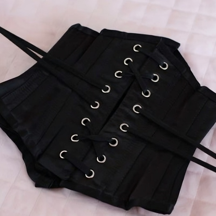 criss cross lacing of corset